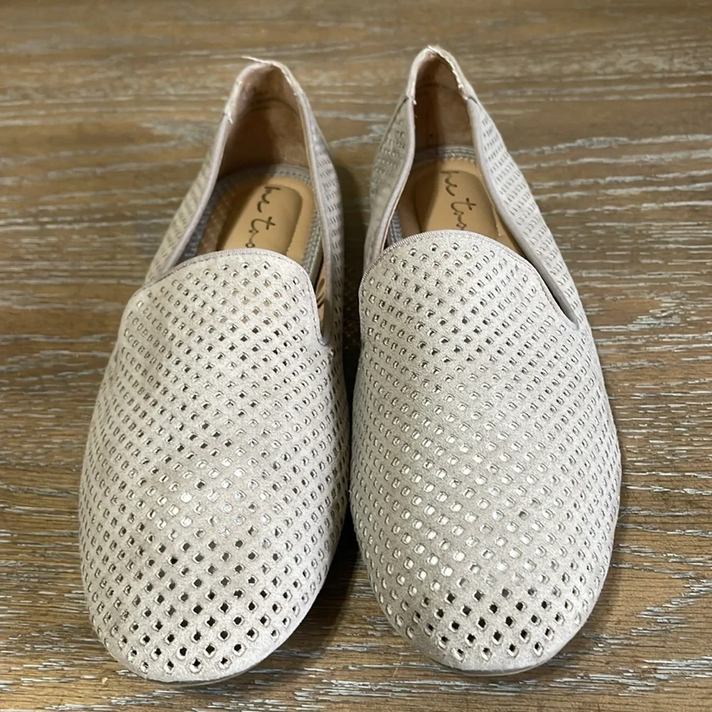 ME TOO WOMENS TAN FLAT ROUND TOE MICRO SUEDE LOAFERS SIZE 8-1/2